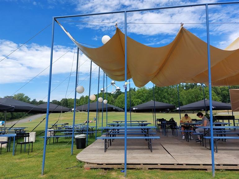 Zomerbar André in het Park van Laken, Brussel