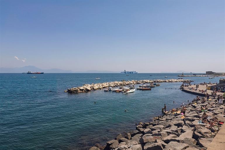 Zonnebaden bij La rotonda di via Nazario Sauro, Napels