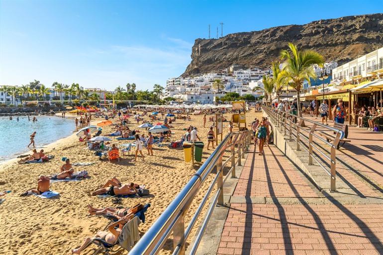 Zonnebaden bij Playa Mogán, Gran Canaria