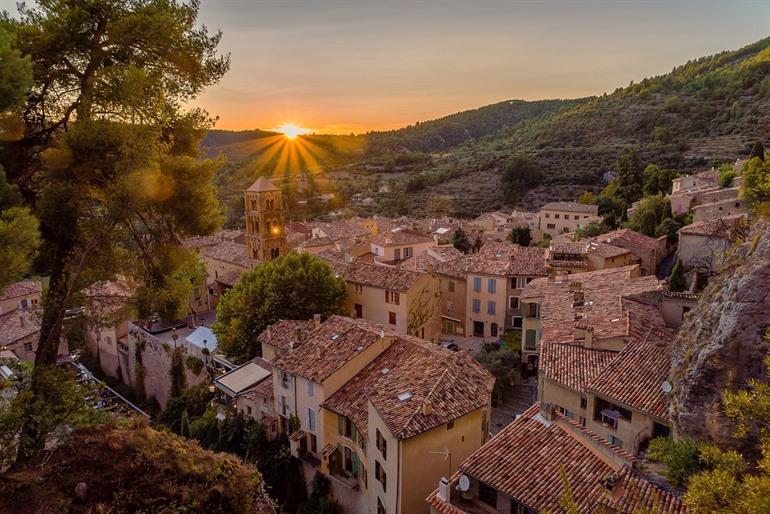 Zonsondergang in Moustiers-Sainte-Marie, Provence