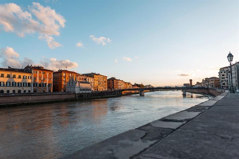 Zonsondergang spotten langs de Arno rivier, Pisa