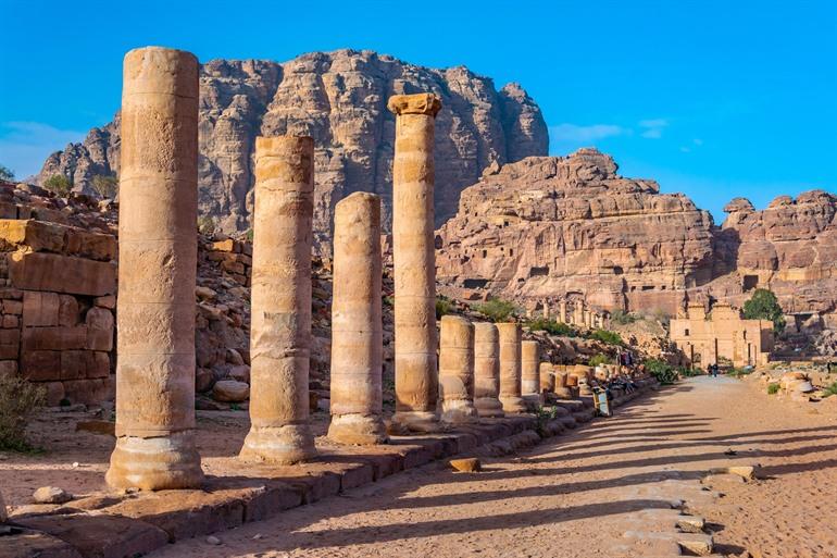 Zuilenstraat richting de Qasr-al Bint, Jordanië