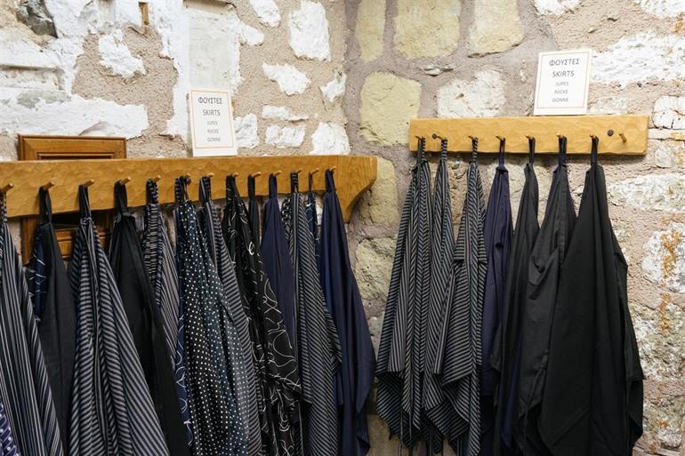 Zwarte rokken in het Agios Stefanos - Klooster van St. Stephen