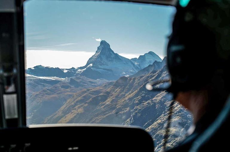 Zweef boven de besneeuwde bergtoppen en majestueuze gletsjers tijdens een helikoptervlucht