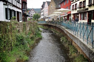 Bad-Münstereifel, wandeling langs stadspoorten en outletwinkels