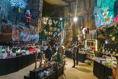 Kerstmarkt Valkenburg 2025 bezoeken? Wandeling + datums kerstmarkten