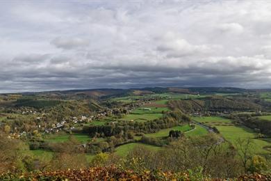 Boswandeling vanuit Marcourt naar kapel, arboretum en de Ourthe