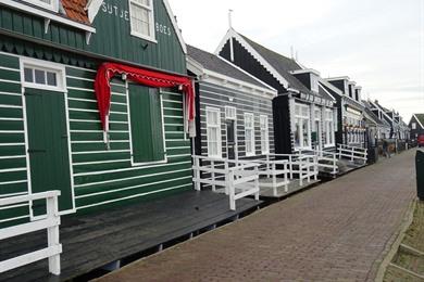 Wandeling door Marken, een dorp in de zee