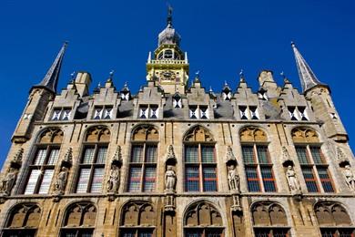 Veere: wandelen tussen grote en grootse monumenten