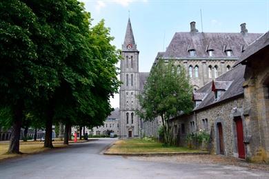 Wandelroute langs abdijen Maredsous en Maredret